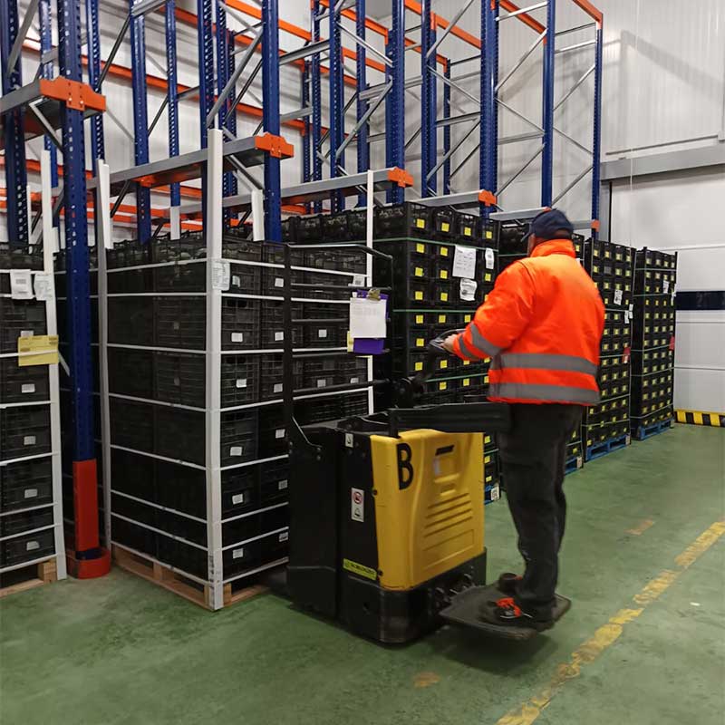 Operario manejando cajas de productos